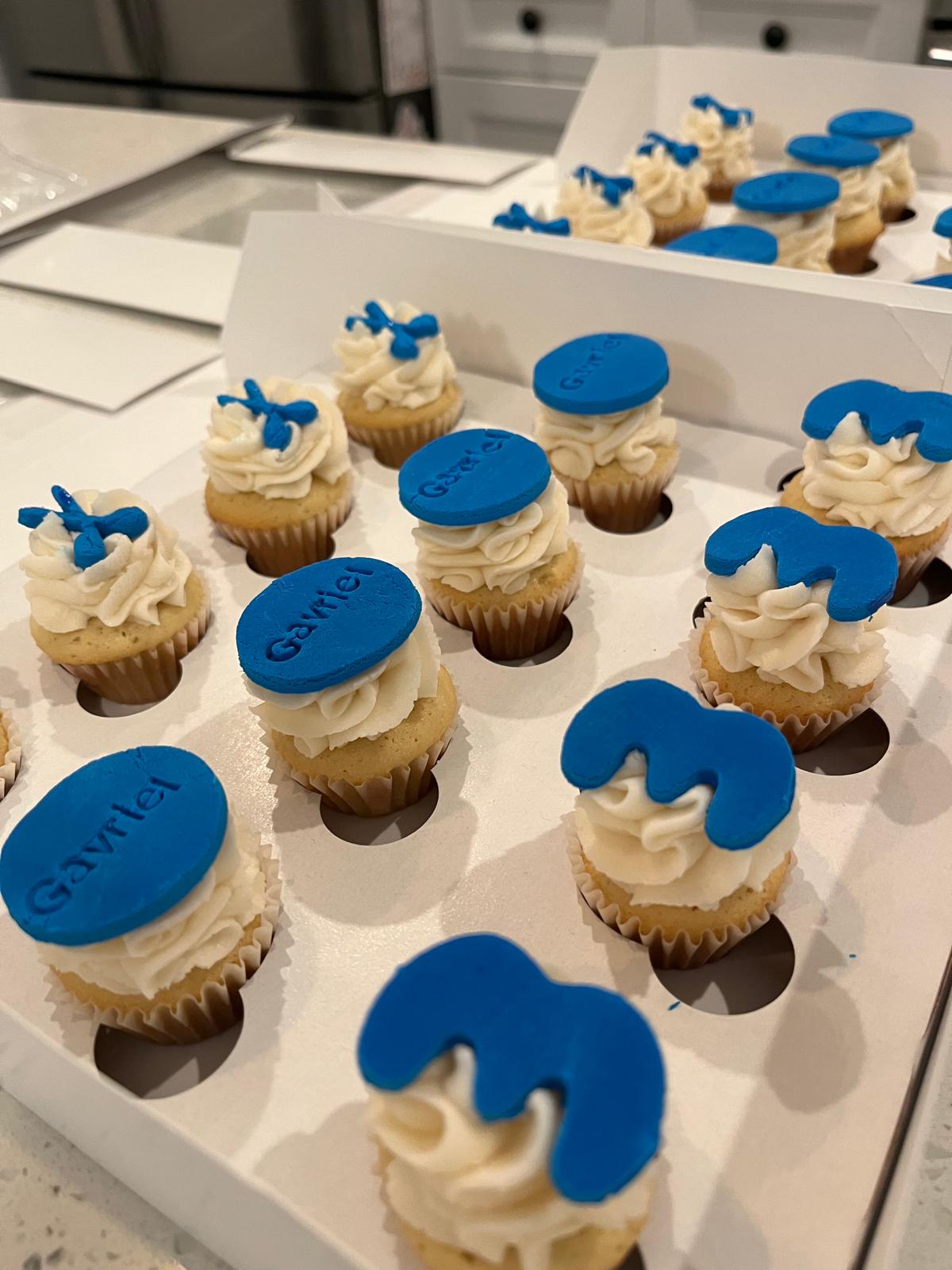 CUSTOM PETIT CUPCAKES